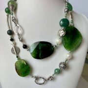 collana verde scuro pietre dure catena lunga chiamata Rainforest busto frontale