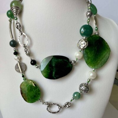 collana verde scuro pietre dure catena lunga chiamata Rainforest busto frontale