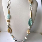 collana beigeverde acqua madreperla ossidiana chiamata Naxos busto frontale