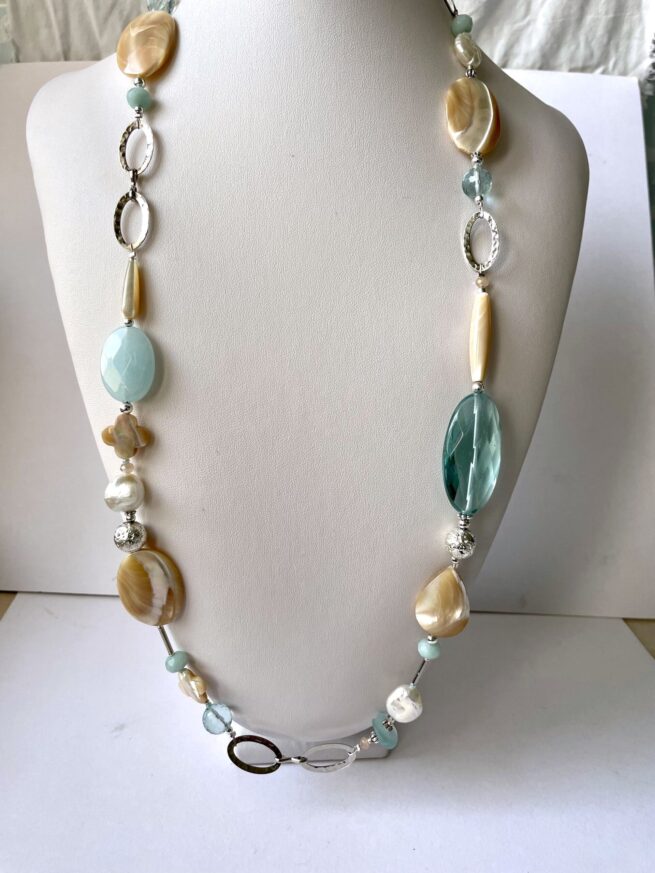 collana beigeverde acqua madreperla ossidiana chiamata Naxos busto frontale