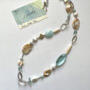 collana beige-verde acqua madreperla ossidiana chiamata Naxos distesa lontana