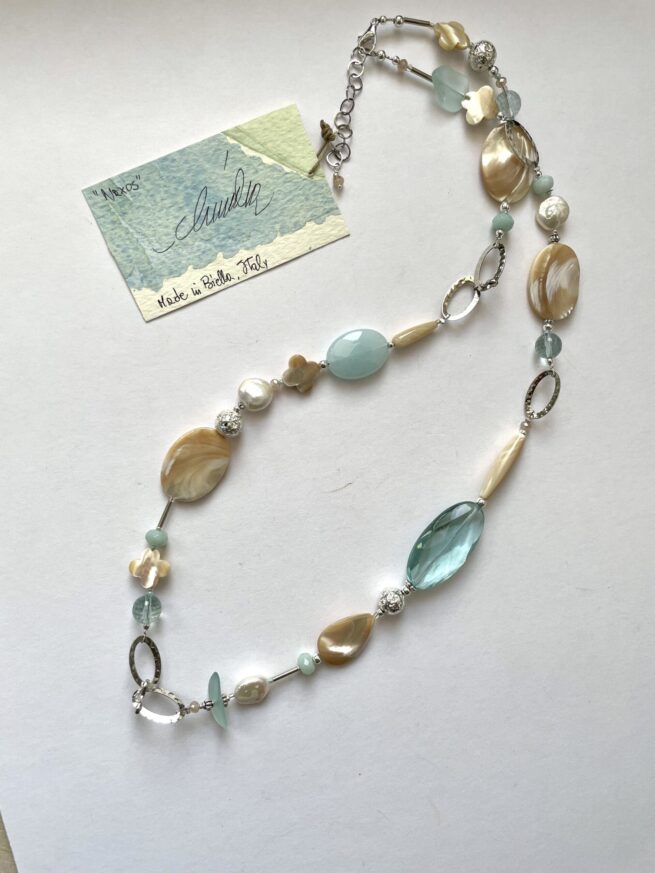 collana beige-verde acqua madreperla ossidiana chiamata Naxos distesa lontana