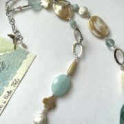 collana beige-verde acqua madreperla ossidiana chiamata Naxos distesa particolare finale