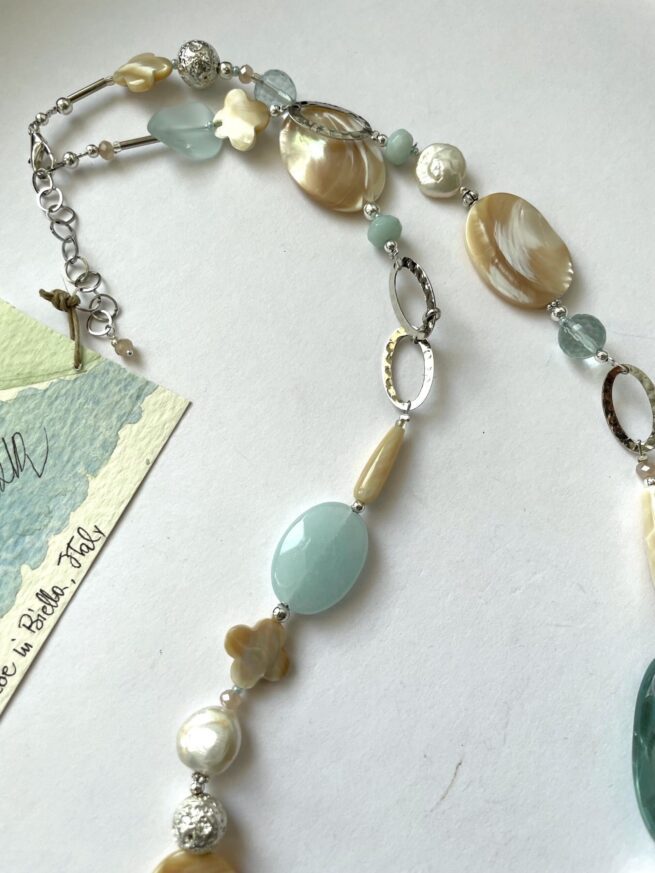 collana beige-verde acqua madreperla ossidiana chiamata Naxos distesa particolare finale