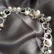 collana girocollo perle argento chiamata Pallida Luna sfondo sciarpa grigia
