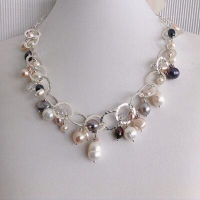 collana girocollo perle argento chiamata Pallida Luna busto frontale foto principale