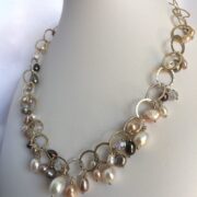 collana girocollo perle argento chiamata Pallida Luna busto lato destro