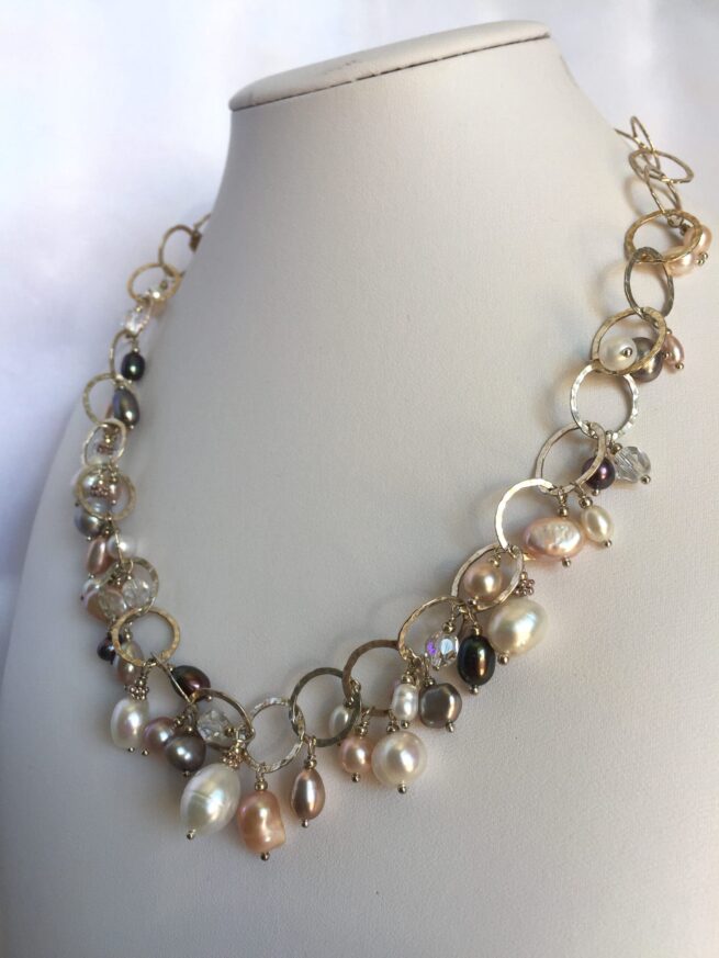 collana girocollo perle argento chiamata Pallida Luna busto lato destro