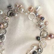 collana girocollo perle argento chiamata Pallida Luna distesa particolare