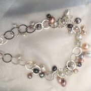 collana girocollo perle argento chiamata Pallida Luna distesa seta bianca