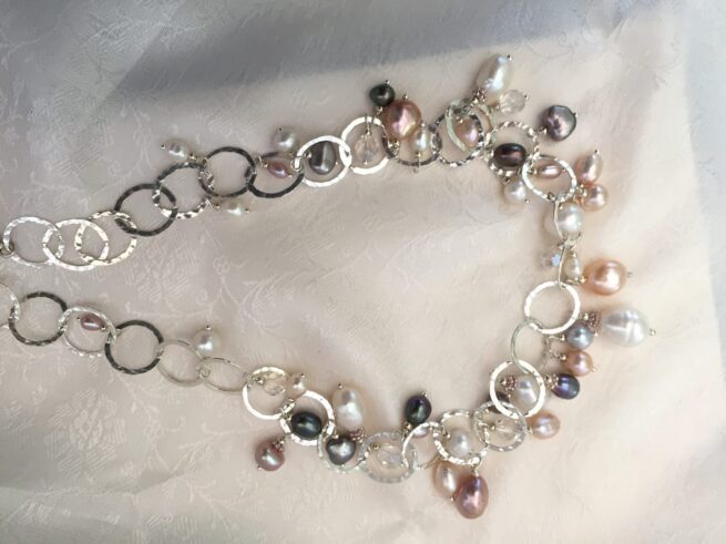 collana girocollo perle argento chiamata Pallida Luna distesa seta bianca