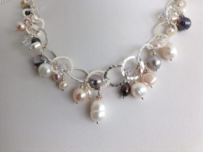 collana girocollo perle argento chiamata Pallida Luna particolare centrale