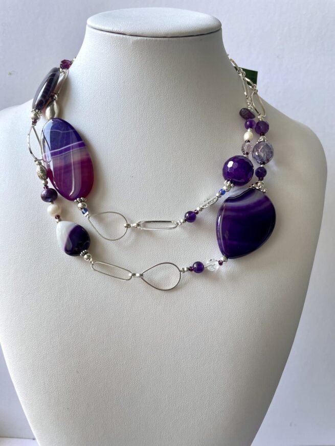 collana viola agata catena chiamata Notturno busto frontale due giri corti