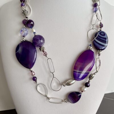 collana viola agata catena chiamata Notturno busto frontale due giri lunghi