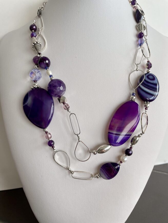 collana viola agata catena chiamata Notturno busto frontale due giri lunghi