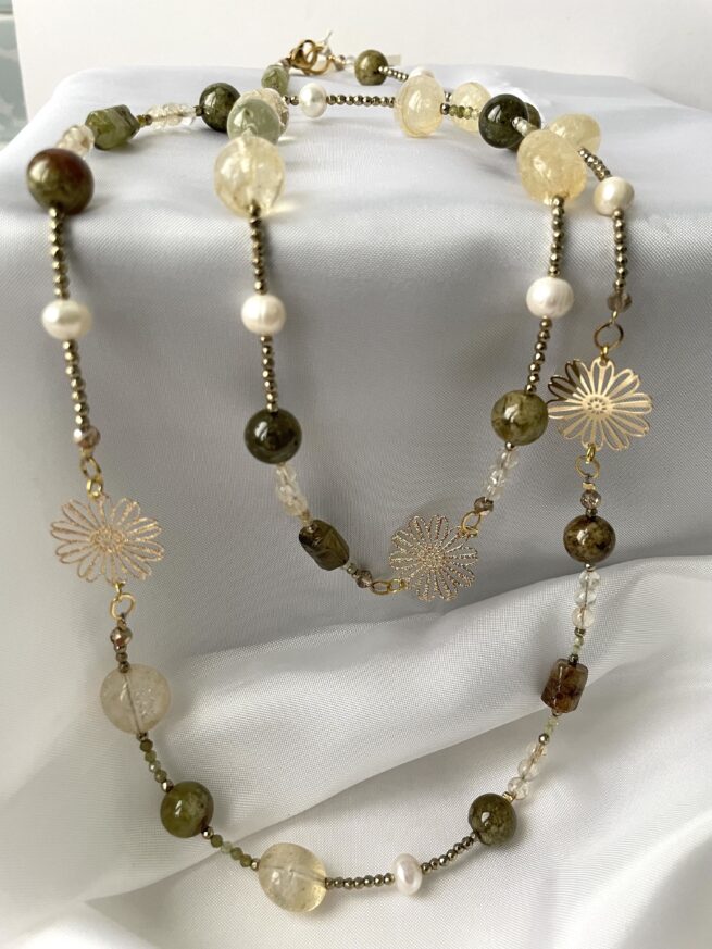 collana verde pietre dure granato verde citrino perle fiori dorati lunga sfondo stoffa di nome Oro Verde