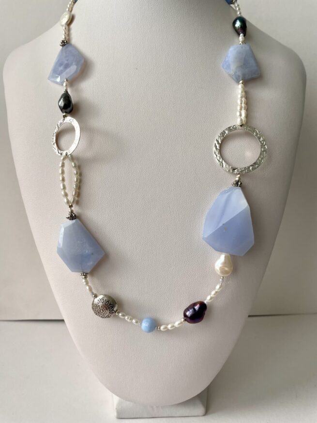 collana azzurra calcedonio argento chiamata Ofelia busto frontale foto principale