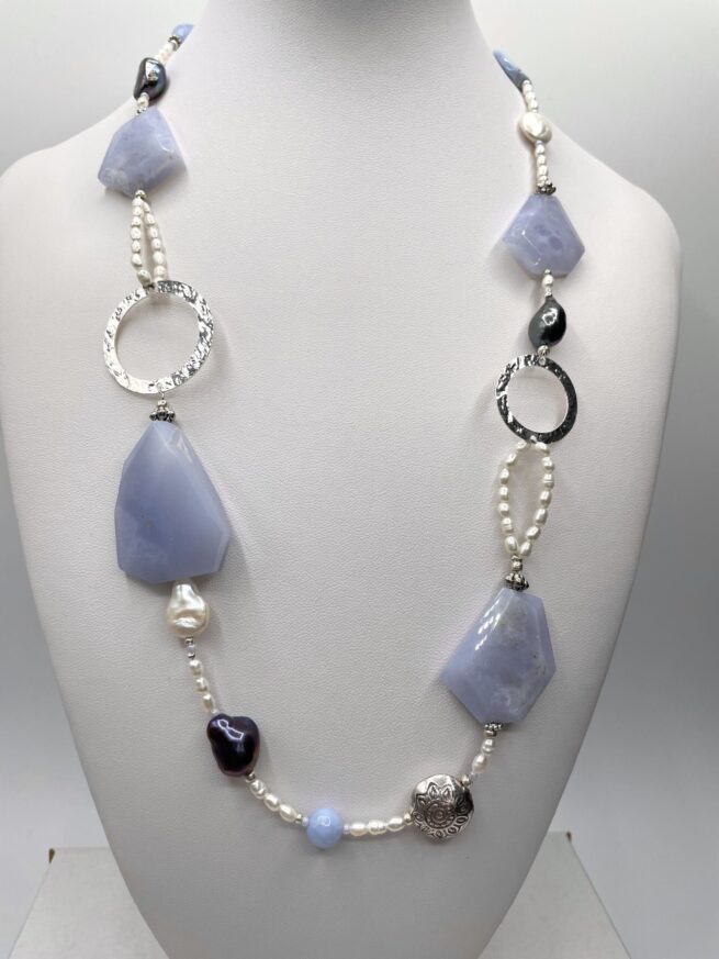 collana azzurra calcedonio argento chiamata Ofelia busto fronte da vicino