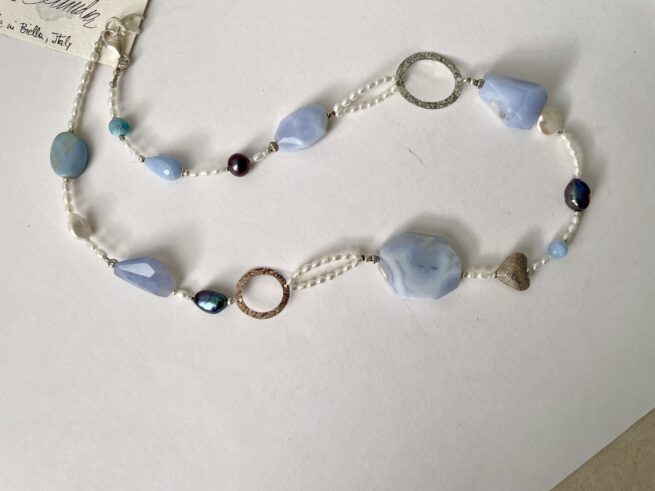 collana azzurra calcedonio argento chiamata Ofelia distesa