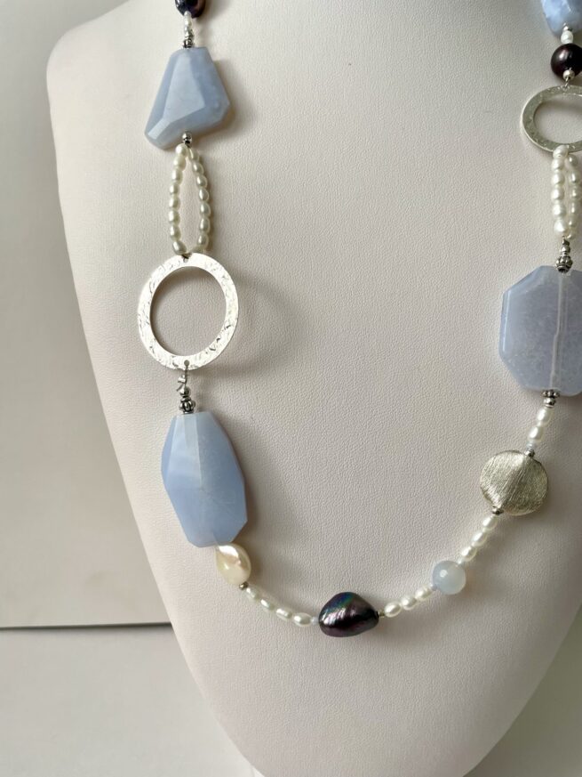 collana azzurra calcedonio argento chiamata Ofelia particolare centrale