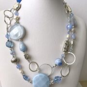 collana azzurra lunga calcedonio argento di nome Zefiro busto doppia frontale