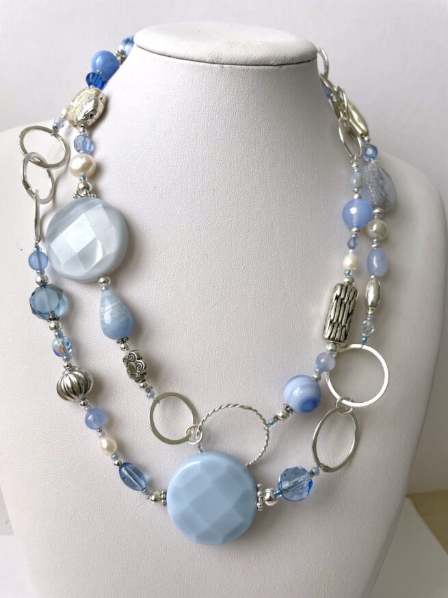 collana azzurra lunga calcedonio argento di nome Zefiro busto doppia frontale