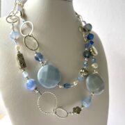 collana azzurra lunga calcedonio argento di nome Zefiro busto lato sinistro