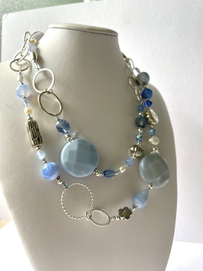 collana azzurra lunga calcedonio argento di nome Zefiro busto lato sinistro