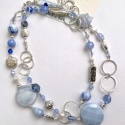 collana azzurra lunga calcedonio argento di nome Zefiro distesa doppia sfondo bianco