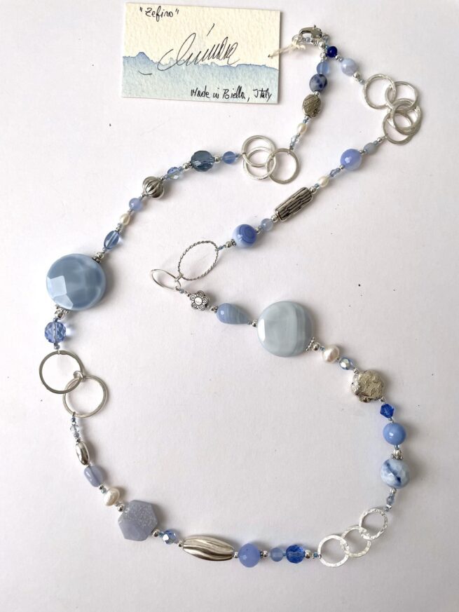 collana azzurra lunga calcedonio argento di nome Zefiro distesa lunga