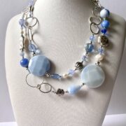 collana azzurra lunga calcedonio argento di nome Zefiro doppia frontale su busto