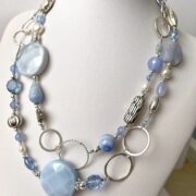 collana azzurra lunga calcedonio argento di nome Zefiro busto lato destro