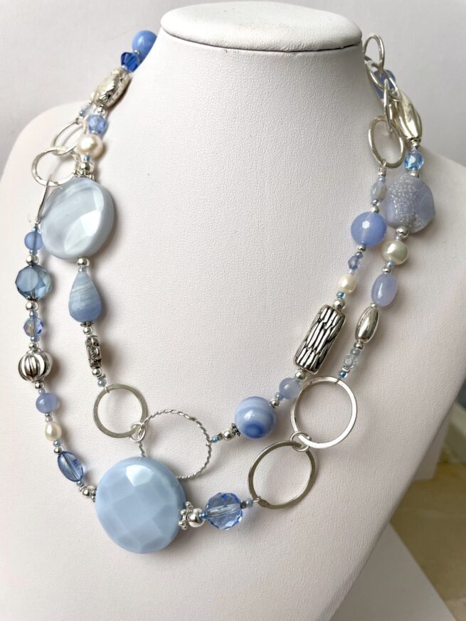 collana azzurra lunga calcedonio argento di nome Zefiro busto lato destro