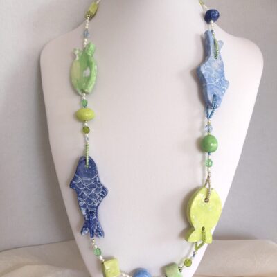 collana azzurra verde ceramica pesci di nome Lindos Bay busto frontale più lontana