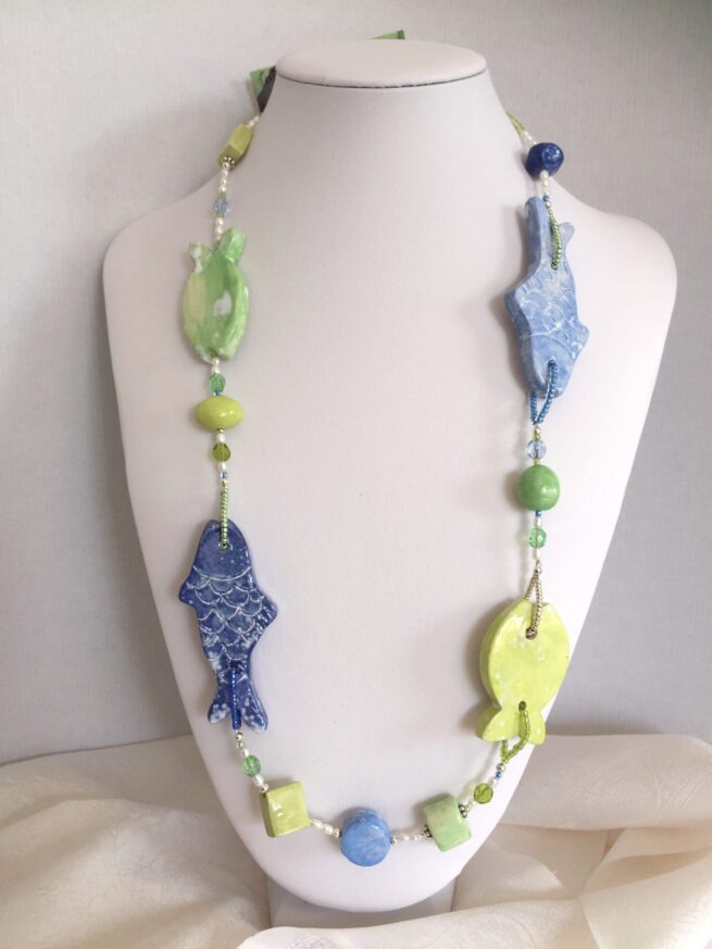collana azzurra verde ceramica pesci di nome Lindos Bay busto frontale più lontana
