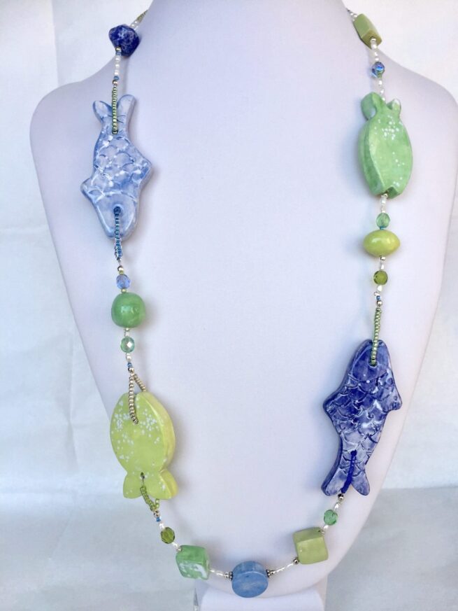 collana azzurra verde ceramica pesci di nome Lindos Bay busto frontale