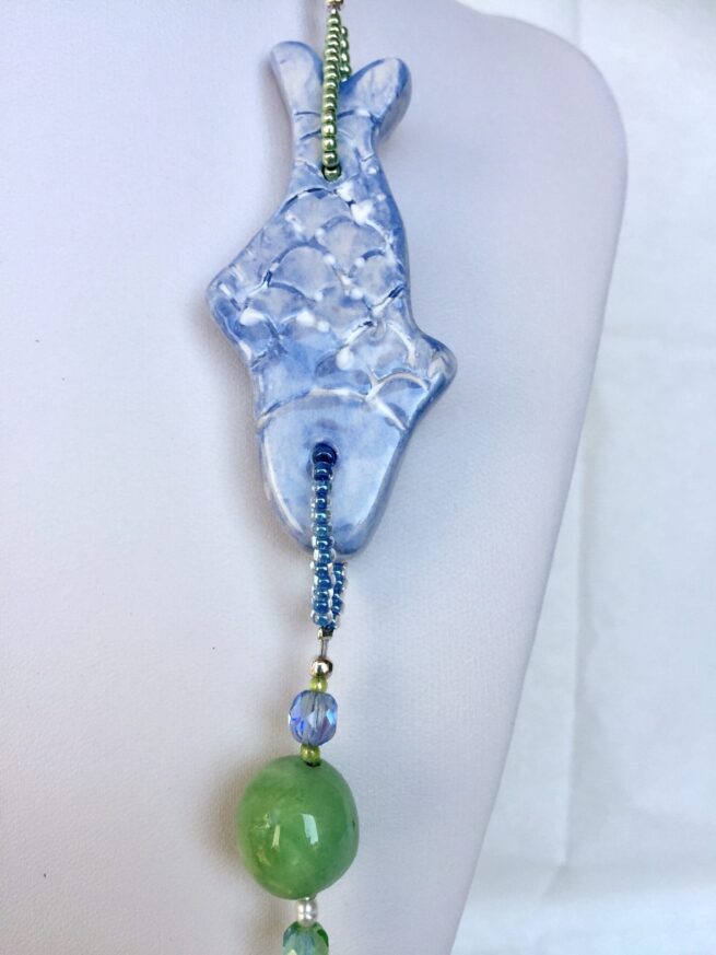collana azzurra verde ceramica pesci di nome Lindos Bay particolare pesce azzurro