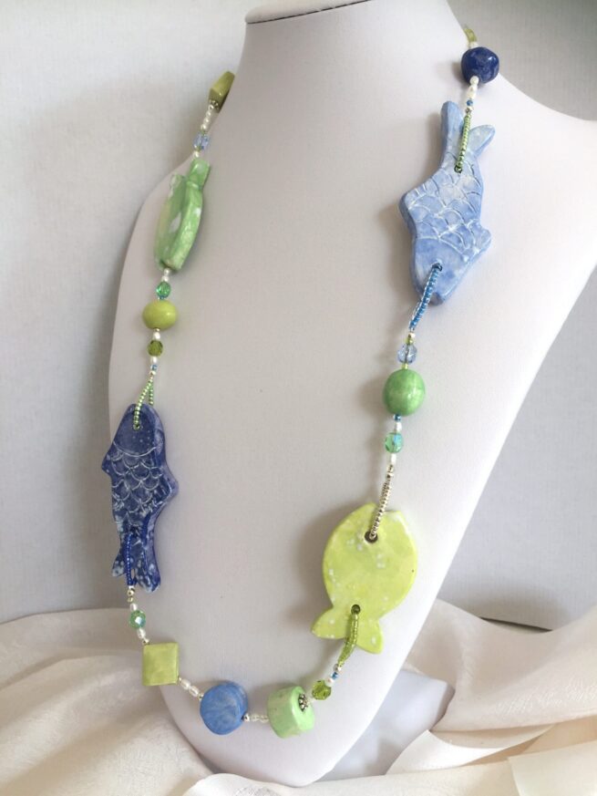 collana azzurra verde ceramica pesci di nome Lindos Bay busto lato destro