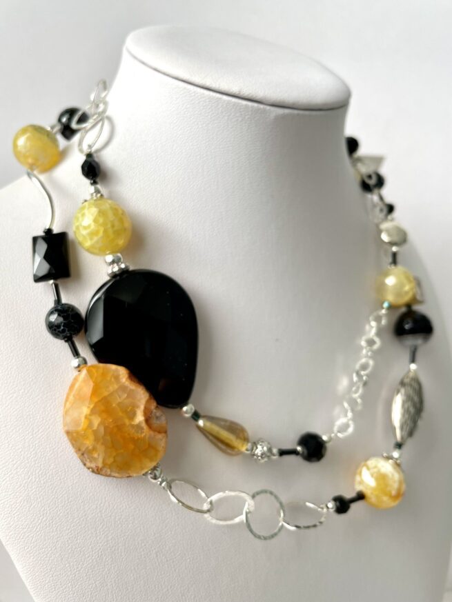 collana lunga pietre dure argento di nome Teodora busto lato sinistro