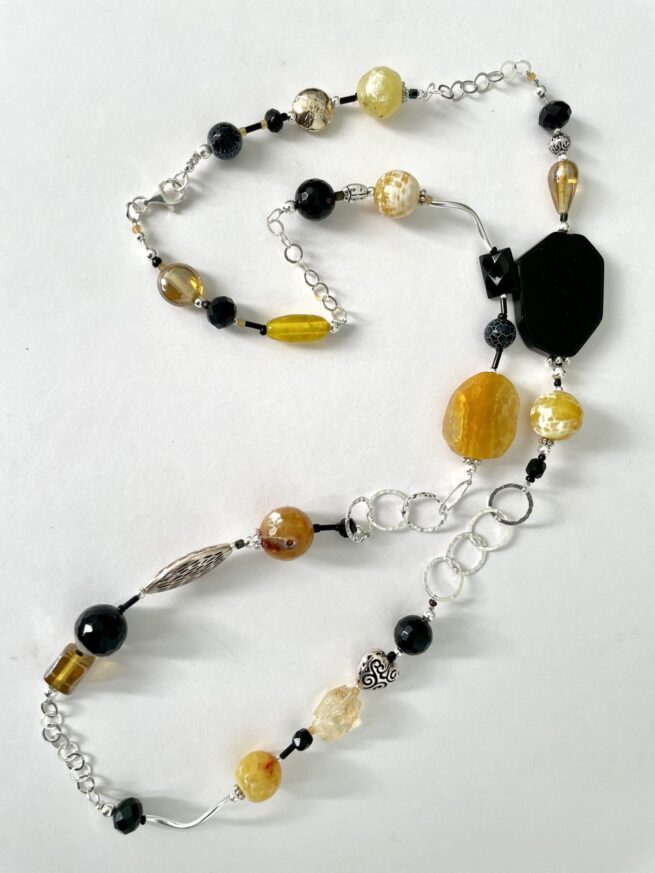 collana lunga pietre dure argento di nome Teodora distesa lunga