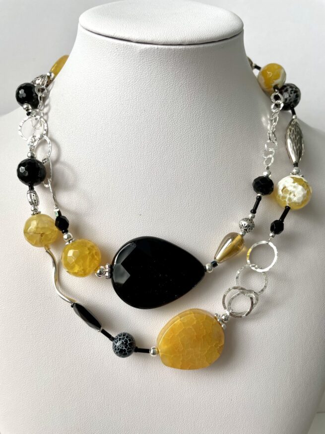 collana lunga pietre dure argento di nome Teodora doppia frontale su busto
