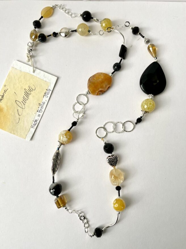 collana lunga pietre dure argento di nome Teodora distesa sfondo bianco