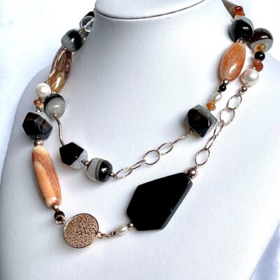 collana nera marrone pietre dure argento rosa di nome Pietroburgo busto lato destro