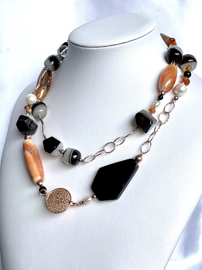 collana nera marrone pietre dure argento rosa di nome Pietroburgo busto lato destro