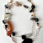 collana nera marrone pietre dure argento rosa di nome Pietroburgo distesa doppia