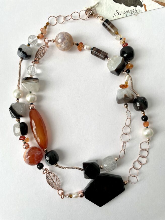 collana nera marrone pietre dure argento rosa di nome Pietroburgo distesa doppia
