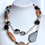 collana nera marrone pietre dure argento rosa di nome Pietroburgo doppia frontale busto