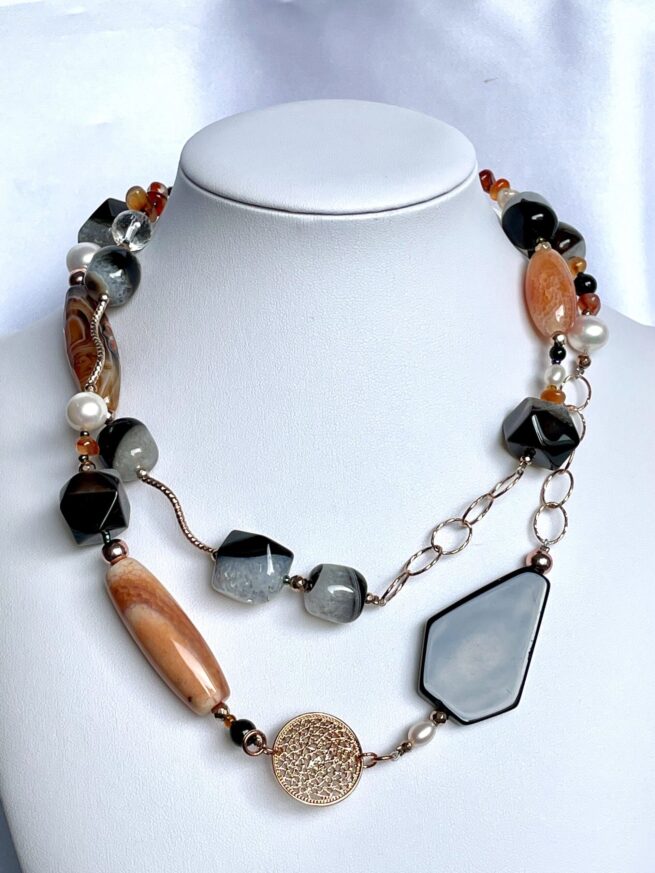 collana nera marrone pietre dure argento rosa di nome Pietroburgo doppia frontale busto
