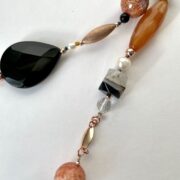 collana nera marrone pietre dure argento rosa di nome Pietroburgo particolare