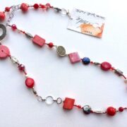 collana rossa ceramica corallo chiamata Fiamma distesa lunga